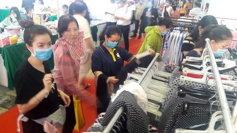 Người dân TP.HCM đeo khẩu trang đi săn đặc sản - Ảnh 1. Người dân TP.HCM đeo khẩu trang đi săn đặc sản - Ảnh 1.