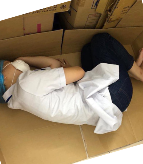 Y bác sĩ trong bệnh viện phong tỏa: Chúng tôi đang tạo thành một khối - Ảnh 3. Y bác sĩ trong bệnh viện phong tỏa: Chúng tôi đang tạo thành một khối - Ảnh 3.