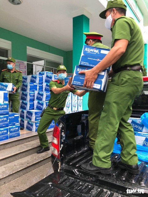 Trực đêm xong, sáng sớm cảnh sát 113 đi siêu thị mua đồ tiếp sức bác sĩ - Ảnh 3. Trực đêm xong, sáng sớm cảnh sát 113 đi siêu thị mua đồ tiếp sức bác sĩ - Ảnh 3.