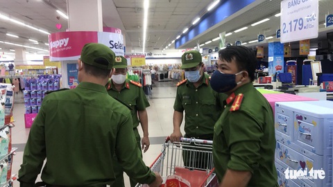 Trực đêm xong, sáng sớm cảnh sát 113 đi siêu thị mua đồ tiếp sức bác sĩ - Ảnh 2. Trực đêm xong, sáng sớm cảnh sát 113 đi siêu thị mua đồ tiếp sức bác sĩ - Ảnh 2.