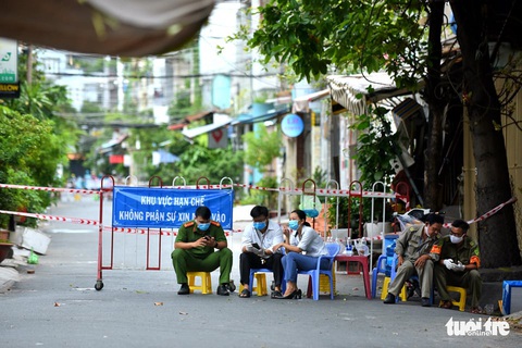 TP.HCM có 3 người bước đầu dương tính với COVID-19 - Ảnh 1. TP.HCM có 3 người bước đầu dương tính với COVID-19 - Ảnh 1.
