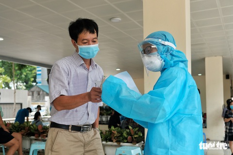 Hà Nội xét nghiệm nhanh COVID-19 cho người trở về từ Đà Nẵng, Quảng Nam - Ảnh 10. Hà Nội xét nghiệm nhanh COVID-19 cho người trở về từ Đà Nẵng, Quảng Nam - Ảnh 10.