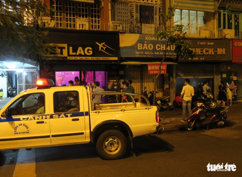 TP.HCM sau 0h ngày 31-7: một số quán đóng cửa nhưng bên trong vẫn còn khách - Ảnh 3. TP.HCM sau 0h ngày 31-7: một số quán đóng cửa nhưng bên trong vẫn còn khách - Ảnh 3.