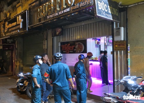 TP.HCM sau 0h ngày 31-7: một số quán đóng cửa nhưng bên trong vẫn còn khách - Ảnh 5. TP.HCM sau 0h ngày 31-7: một số quán đóng cửa nhưng bên trong vẫn còn khách - Ảnh 5.
