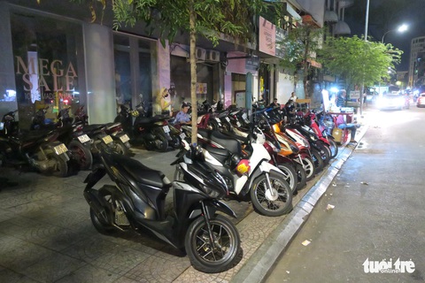 TP.HCM sau 0h ngày 31-7: một số quán đóng cửa nhưng bên trong vẫn còn khách - Ảnh 7. TP.HCM sau 0h ngày 31-7: một số quán đóng cửa nhưng bên trong vẫn còn khách - Ảnh 7.