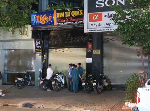 TP.HCM sau 0h ngày 31-7: một số quán đóng cửa nhưng bên trong vẫn còn khách - Ảnh 8. TP.HCM sau 0h ngày 31-7: một số quán đóng cửa nhưng bên trong vẫn còn khách - Ảnh 8.