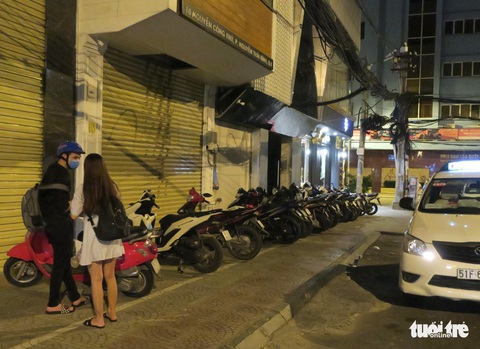 TP.HCM sau 0h ngày 31-7: một số quán đóng cửa nhưng bên trong vẫn còn khách - Ảnh 4. TP.HCM sau 0h ngày 31-7: một số quán đóng cửa nhưng bên trong vẫn còn khách - Ảnh 4.