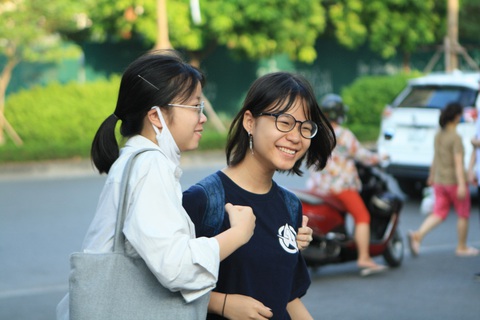 Nhiều trường THPT ở Hà Nội chốt mức điểm chuẩn trên ngưỡng 40 - Ảnh 1. Nhiều trường THPT ở Hà Nội chốt mức điểm chuẩn trên ngưỡng 40 - Ảnh 1.