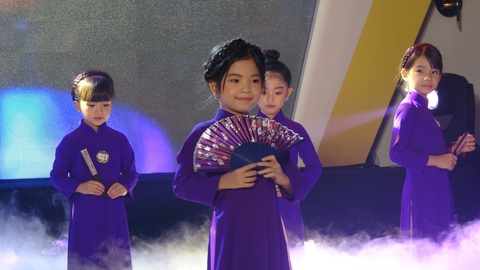 Cô bé 6 tuổi đăng quang Đại sứ Áo dài nhí 2020 - Ảnh 2. Cô bé 6 tuổi đăng quang Đại sứ Áo dài nhí 2020 - Ảnh 2.
