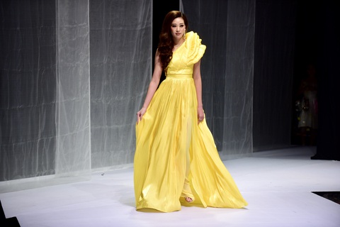 Hoa hậu Khánh Vân diễn thời trang cùng mẫu nhí tại Vietnam Junior Fashion Week - Ảnh 2. Hoa hậu Khánh Vân diễn thời trang cùng mẫu nhí tại Vietnam Junior Fashion Week - Ảnh 2.