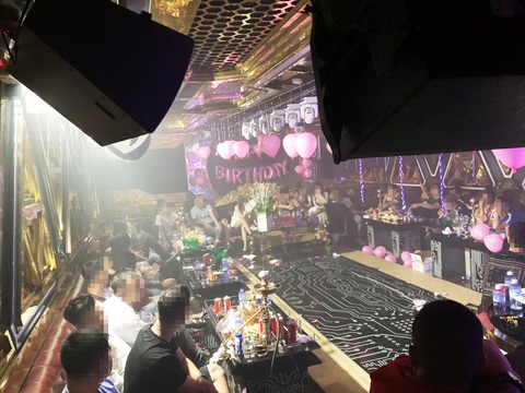 Trong 2 quán karaoke ở Bình Tân, gần nửa số người dương tính ma túy - Ảnh 1. Trong 2 quán karaoke ở Bình Tân, gần nửa số người dương tính ma túy - Ảnh 1.