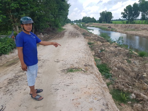 Chở bùn đất kênh đi nơi khác bị phạt 165 triệu - Ảnh 1. Chở bùn đất kênh đi nơi khác bị phạt 165 triệu - Ảnh 1.