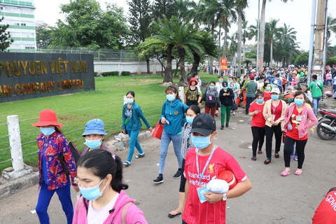 Tiền công ty hỗ trợ công nhân PouYuen VN mất việc vì COVID-19, có nên tính thuế thu nhập? - Ảnh 1. Tiền công ty hỗ trợ công nhân PouYuen VN mất việc vì COVID-19, có nên tính thuế thu nhập? - Ảnh 1.