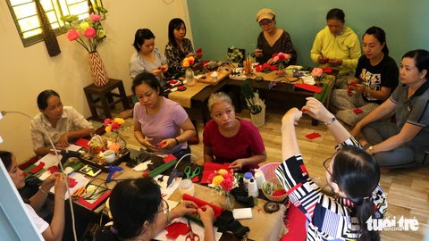 Thưởng trà, học làm hoa giấy miễn phí cuối tuần - Ảnh 3. Thưởng trà, học làm hoa giấy miễn phí cuối tuần - Ảnh 3.