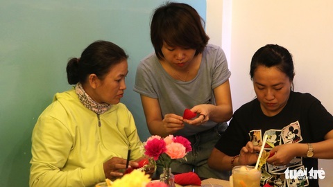 Thưởng trà, học làm hoa giấy miễn phí cuối tuần - Ảnh 6. Thưởng trà, học làm hoa giấy miễn phí cuối tuần - Ảnh 6.