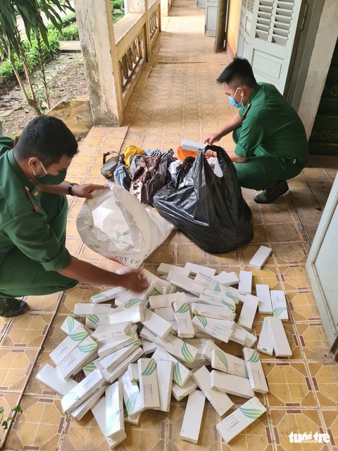 Thấy biên phòng, nhóm buôn lậu chạy bỏ lại bao tải que ngừa thai Hà Lan - Ảnh 1. Thấy biên phòng, nhóm buôn lậu chạy bỏ lại bao tải que ngừa thai Hà Lan - Ảnh 1.