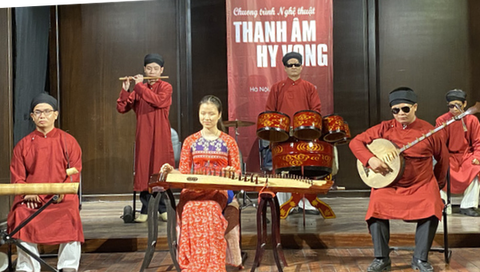 Nhóm nghệ sĩ khiếm thị chơi ‘Sóng gió’ bằng nhạc cụ dân tộc - Ảnh 2. Nhóm nghệ sĩ khiếm thị chơi ‘Sóng gió’ bằng nhạc cụ dân tộc - Ảnh 2.