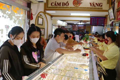 Giá vàng trong nước vượt thế giới, tiến sát mốc 50 triệu đồng/lượng - Ảnh 1. Giá vàng trong nước vượt thế giới, tiến sát mốc 50 triệu đồng/lượng - Ảnh 1.