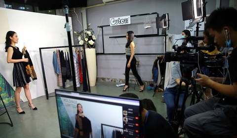 Dân kinh doanh Trung Quốc livestream bán tất tần tật mọi mặt hàng - Ảnh 1. Dân kinh doanh Trung Quốc livestream bán tất tần tật mọi mặt hàng - Ảnh 1.