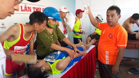 Nhiều VĐV ngất xỉu tại giải marathon ở Lý Sơn, 2 người phải đưa vào bờ cấp cứu - Ảnh 1. Nhiều VĐV ngất xỉu tại giải marathon ở Lý Sơn, 2 người phải đưa vào bờ cấp cứu - Ảnh 1.