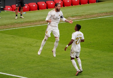 Ramos ghi bàn từ chấm phạt đền giúp Real Madrid hơn Barca 7 điểm - Ảnh 1. Ramos ghi bàn từ chấm phạt đền giúp Real Madrid hơn Barca 7 điểm - Ảnh 1.