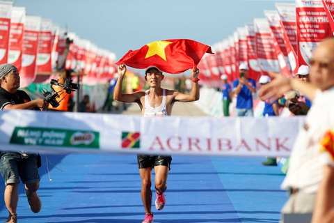 Hoàng Nguyên Thanh vô địch cự ly 42km tại Tiền Phong marathon 2020 - Ảnh 1. Hoàng Nguyên Thanh vô địch cự ly 42km tại Tiền Phong marathon 2020 - Ảnh 1.