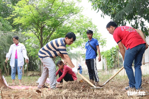 Dùng lốp xe cũ làm sân chơi tái chế cho trẻ em - Ảnh 3. Dùng lốp xe cũ làm sân chơi tái chế cho trẻ em - Ảnh 3.