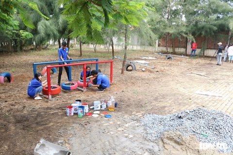 Dùng lốp xe cũ làm sân chơi tái chế cho trẻ em - Ảnh 4. Dùng lốp xe cũ làm sân chơi tái chế cho trẻ em - Ảnh 4.