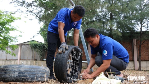 Dùng lốp xe cũ làm sân chơi tái chế cho trẻ em - Ảnh 7. Dùng lốp xe cũ làm sân chơi tái chế cho trẻ em - Ảnh 7.