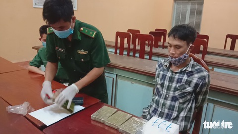 Bắt 2 nghi phạm nghi chuyển heroin và ma túy đá qua ngõ Campuchia - Ảnh 2. Bắt 2 nghi phạm nghi chuyển heroin và ma túy đá qua ngõ Campuchia - Ảnh 2.
