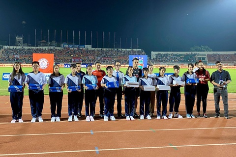 Thủ môn Bùi Tiến Dũng tặng giày cho học sinh bị tai nạn ở Trường THCS Bạch Đằng - Ảnh 2. Thủ môn Bùi Tiến Dũng tặng giày cho học sinh bị tai nạn ở Trường THCS Bạch Đằng - Ảnh 2.