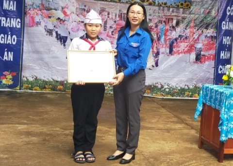 Tuyên dương học sinh lớp 5 nhặt được 50 triệu trả lại người đánh rơi - Ảnh 1. Tuyên dương học sinh lớp 5 nhặt được 50 triệu trả lại người đánh rơi - Ảnh 1.