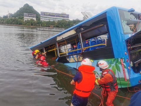 Xe buýt chở học sinh thi đại học lao xuống hồ, ít nhất 21 người thiệt mạng - Ảnh 1. Xe buýt chở học sinh thi đại học lao xuống hồ, ít nhất 21 người thiệt mạng - Ảnh 1.