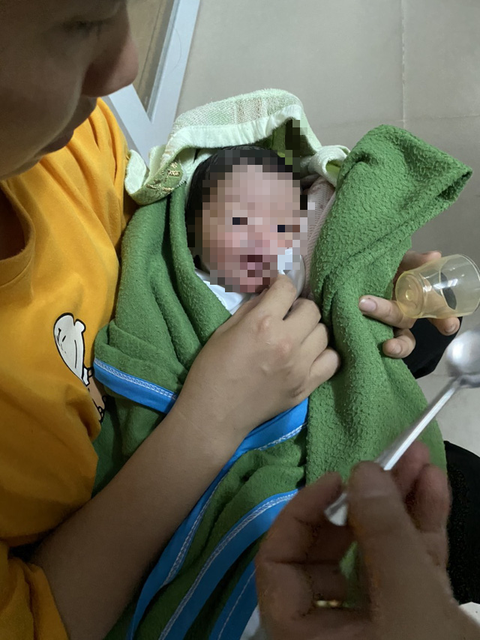Phát hiện bé trai sơ sinh bị bỏ rơi trên ghế đá ở quận Tân Phú, TP.HCM - Ảnh 2. Phát hiện bé trai sơ sinh bị bỏ rơi trên ghế đá ở quận Tân Phú, TP.HCM - Ảnh 2.