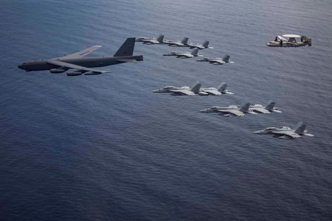B-52H bay thẳng từ Mỹ tới Biển Đông tập trận ngay với tàu sân bay - Ảnh 1. B-52H bay thẳng từ Mỹ tới Biển Đông tập trận ngay với tàu sân bay - Ảnh 1.