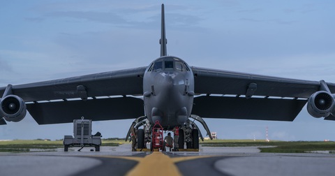 B-52H bay thẳng từ Mỹ tới Biển Đông tập trận ngay với tàu sân bay - Ảnh 2. B-52H bay thẳng từ Mỹ tới Biển Đông tập trận ngay với tàu sân bay - Ảnh 2.