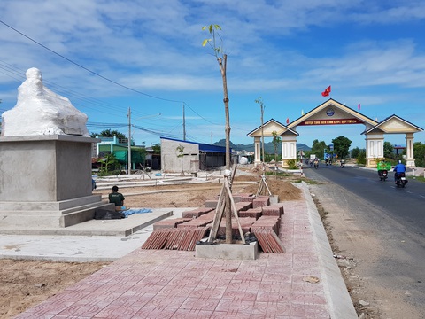 Cần giảm bớt những cổng chào bạc tỉ - Ảnh 1. Cần giảm bớt những cổng chào bạc tỉ - Ảnh 1.