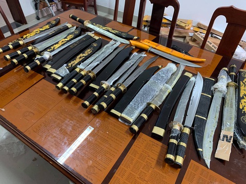 Bên trong những kiện hàng dễ vỡ chứa đầy dao và mã tấu - Ảnh 1. Bên trong những kiện hàng dễ vỡ chứa đầy dao và mã tấu - Ảnh 1.