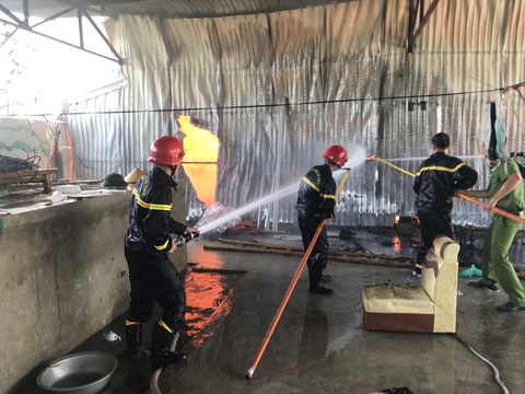 Cháy lớn kho chứa hàng tại khu công nghiệp ở Thanh Hóa - Ảnh 2. Cháy lớn kho chứa hàng tại khu công nghiệp ở Thanh Hóa - Ảnh 2.