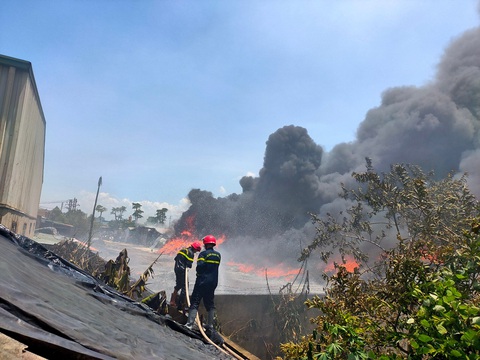 Cháy lớn kho chứa hàng tại khu công nghiệp ở Thanh Hóa - Ảnh 3. Cháy lớn kho chứa hàng tại khu công nghiệp ở Thanh Hóa - Ảnh 3.