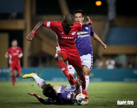 Bùi Tiến Dũng suýt dính trọn đòn trả đũa của ngoại binh Hà Nội FC - Ảnh 1. Bùi Tiến Dũng suýt dính trọn đòn trả đũa của ngoại binh Hà Nội FC - Ảnh 1.