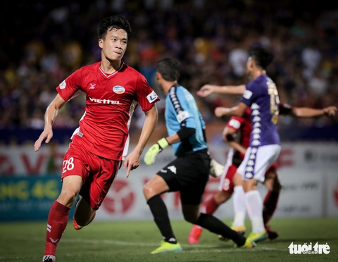 Bùi Tiến Dũng suýt dính trọn đòn trả đũa của ngoại binh Hà Nội FC - Ảnh 7. Bùi Tiến Dũng suýt dính trọn đòn trả đũa của ngoại binh Hà Nội FC - Ảnh 7.