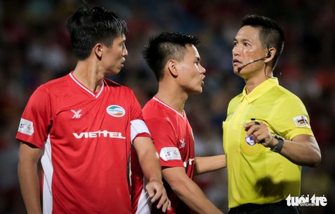 Bùi Tiến Dũng suýt dính trọn đòn trả đũa của ngoại binh Hà Nội FC - Ảnh 5. Bùi Tiến Dũng suýt dính trọn đòn trả đũa của ngoại binh Hà Nội FC - Ảnh 5.