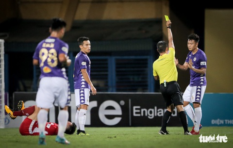 Bùi Tiến Dũng suýt dính trọn đòn trả đũa của ngoại binh Hà Nội FC - Ảnh 6. Bùi Tiến Dũng suýt dính trọn đòn trả đũa của ngoại binh Hà Nội FC - Ảnh 6.