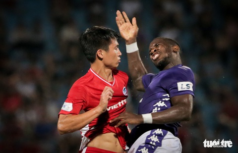 Bùi Tiến Dũng suýt dính trọn đòn trả đũa của ngoại binh Hà Nội FC - Ảnh 3. Bùi Tiến Dũng suýt dính trọn đòn trả đũa của ngoại binh Hà Nội FC - Ảnh 3.