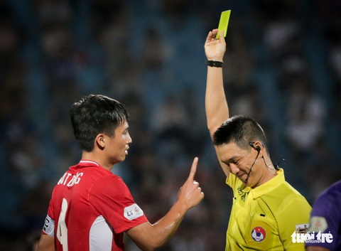 Bùi Tiến Dũng suýt dính trọn đòn trả đũa của ngoại binh Hà Nội FC - Ảnh 4. Bùi Tiến Dũng suýt dính trọn đòn trả đũa của ngoại binh Hà Nội FC - Ảnh 4.
