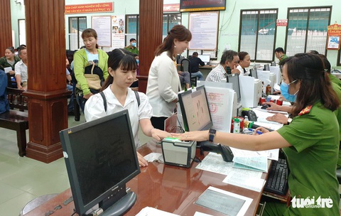 TP.HCM đẩy nhanh việc cấp căn cước công dân, làm cả sáng chủ nhật - Ảnh 1. TP.HCM đẩy nhanh việc cấp căn cước công dân, làm cả sáng chủ nhật - Ảnh 1.
