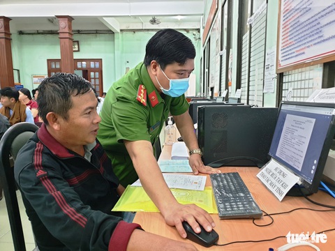 TP.HCM đẩy nhanh việc cấp căn cước công dân, làm cả sáng chủ nhật - Ảnh 2. TP.HCM đẩy nhanh việc cấp căn cước công dân, làm cả sáng chủ nhật - Ảnh 2.