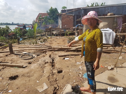 Bờ sông Hậu sạt lở mạnh, di dời khẩn cấp hàng chục nhà dân - Ảnh 2. Bờ sông Hậu sạt lở mạnh, di dời khẩn cấp hàng chục nhà dân - Ảnh 2.