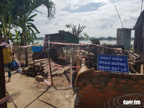 Bờ sông Hậu sạt lở mạnh, di dời khẩn cấp hàng chục nhà dân - Ảnh 1. Bờ sông Hậu sạt lở mạnh, di dời khẩn cấp hàng chục nhà dân - Ảnh 1.